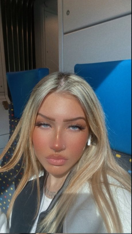 EvaQueen pornographic star pics