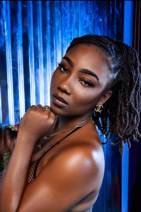 Quincy Roee free actress pictures