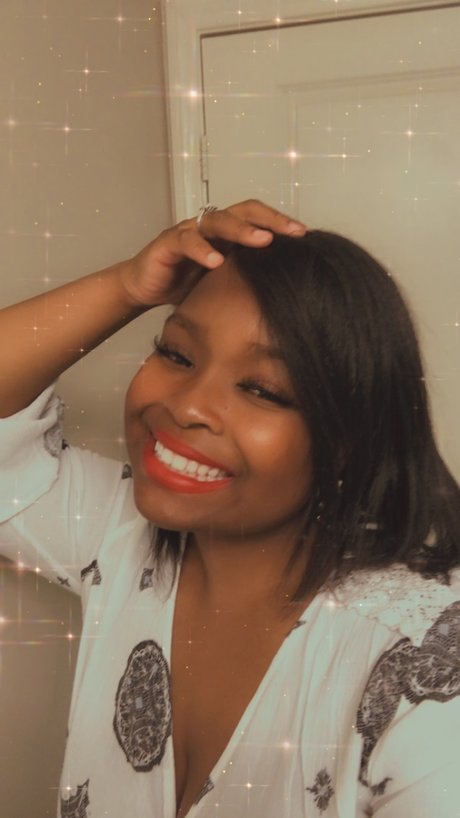 Queen Unique perfect pornstar img