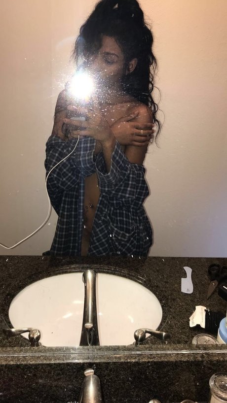 Queentinny erotic model photos