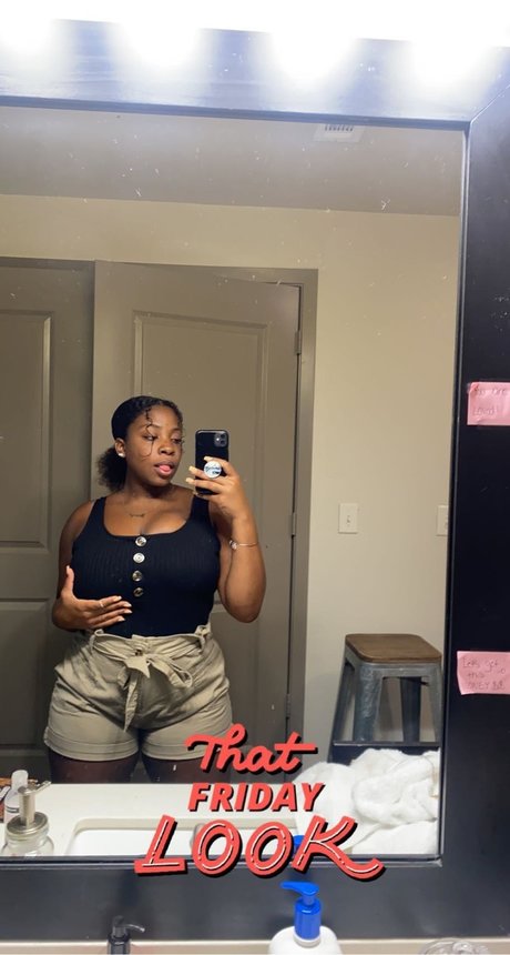 queenlaaur model high quality image