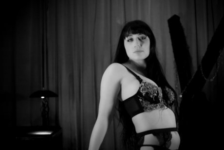 Queen Daeva free model pic