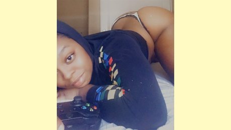 QueenCreaamy adult star pics