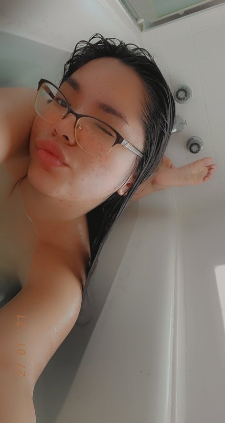 The Queen Bee model xxx photo