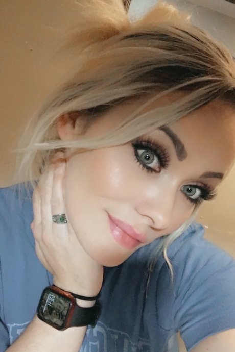 _Divine Gemini_ nude model pic