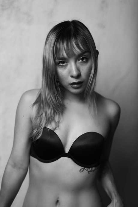 DollyNny sexy model pic