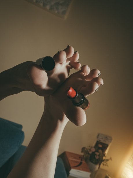 Redlips model nude pics