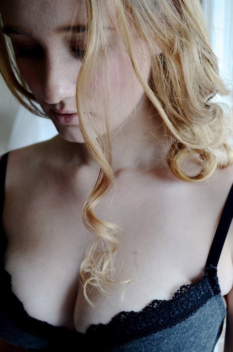 Redhead Jessi sexy model photo