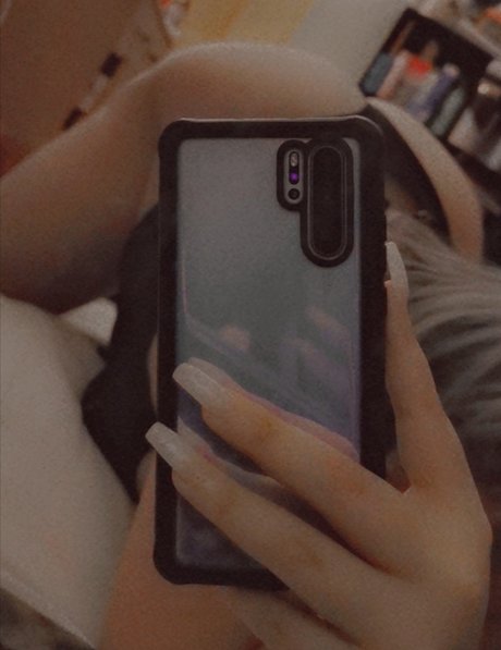 Robynn maee star nude picture