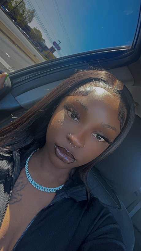 Robyn_ model adult img