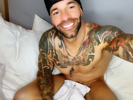 Ryan Steel model naked image