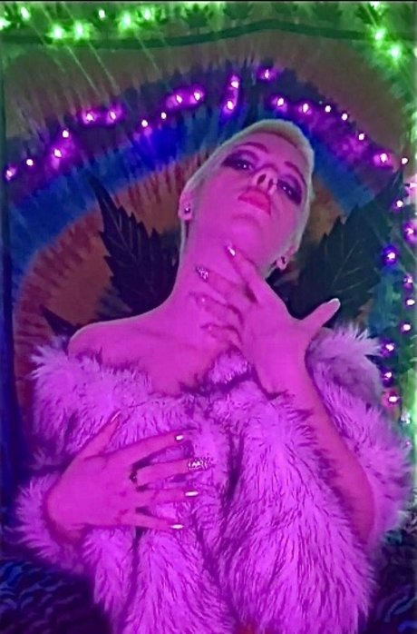 Roxxy Ace nudes model pics