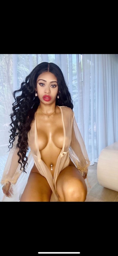 Ms Wetty Paradise pornstar nude archive