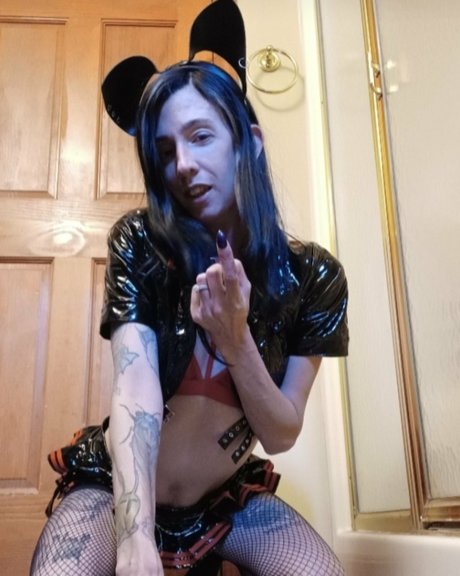 Slaughtrkitten sexy model img