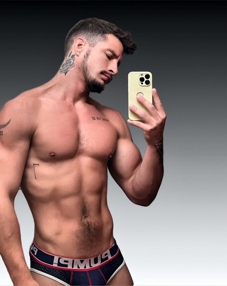 S A L V A D O R nude star image