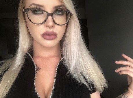 Sabra Obscura hot pornstar gallery