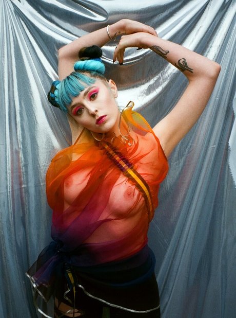 Ashnikko nude model pictures