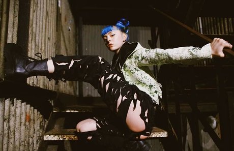 Ashnikko model hot picture