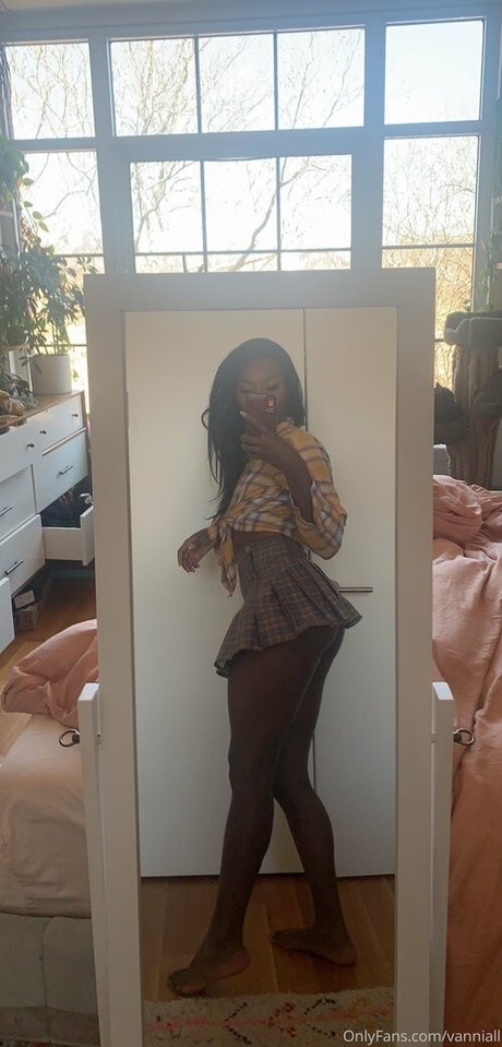 Vanniall adult model pictures