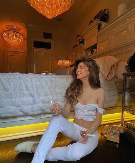 Xtracloudy sex model photo