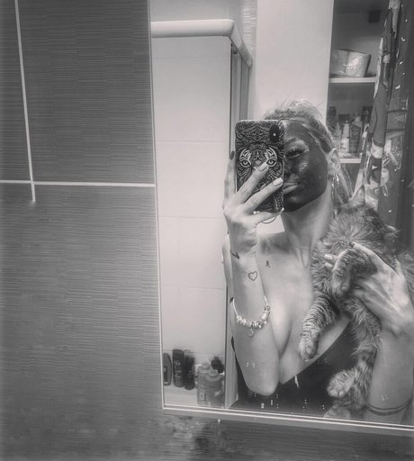 axalrnaed model exclusive images