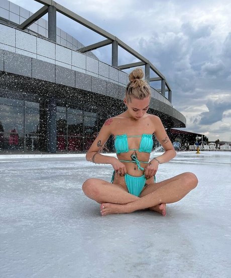 axalrnaed star exclusive image