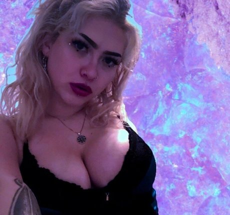 neferkitti pretty star photo