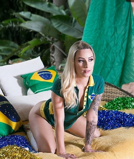 Jenifer Lol nudes actress pic