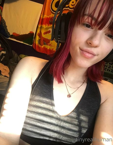 tinyrealmoth model sex pic