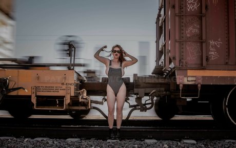 Carrie Keagan model high quality img