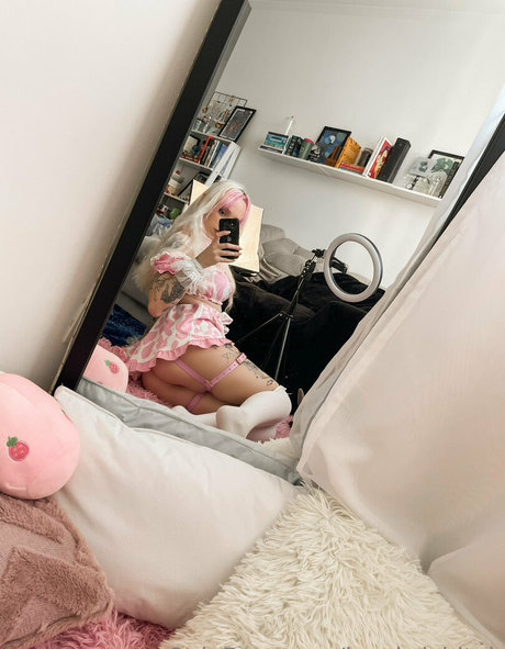 lewdwichitak star naked image