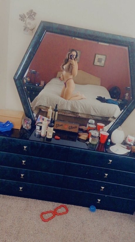 Loowcutie model porn photo