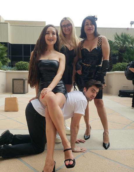 Loowcutie perfect actress photos