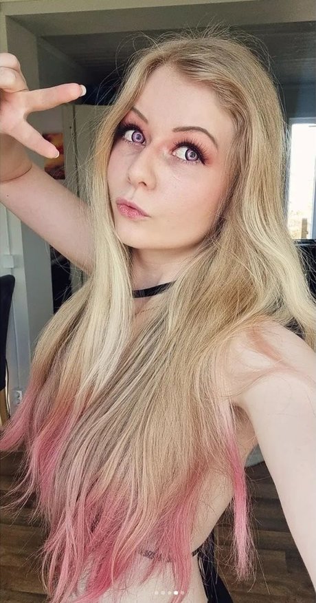 Purrluna nude model pic