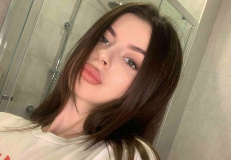 kira kirraa sexy pornstar pics