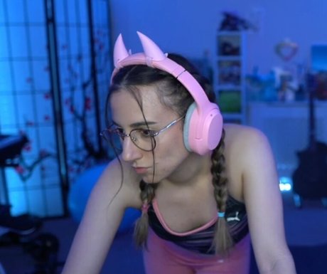 Millie Mossiae naked model pics