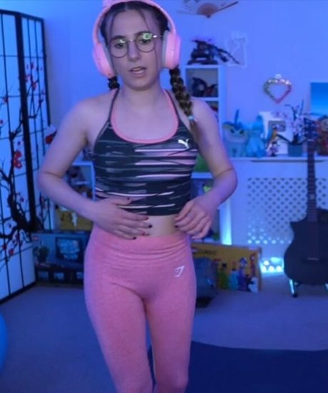 Millie Mossiae model top photos