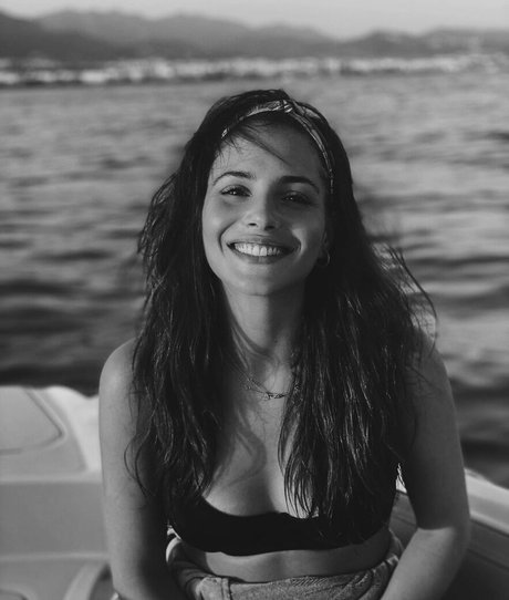 Andrea Duro star naked pictures