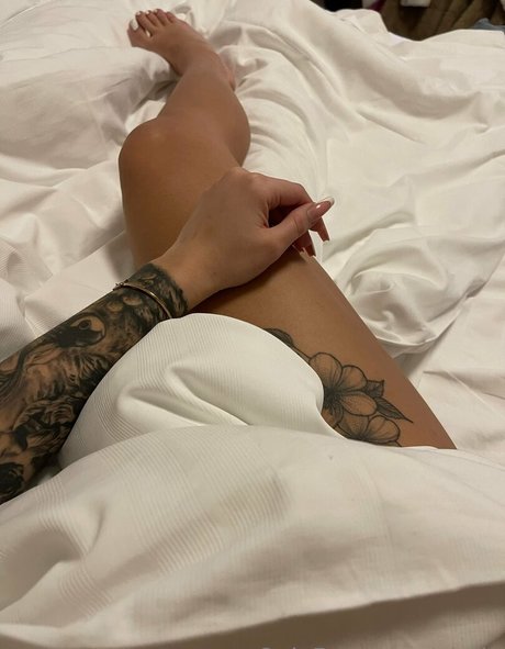 glxriq star nude pic