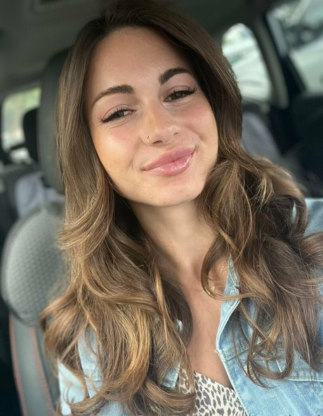 Lucy Cloud pornstar exclusive galleries