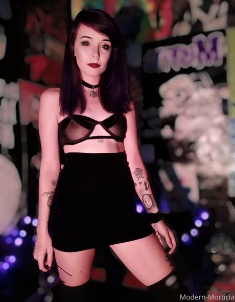 modernmorticia nice actress pic