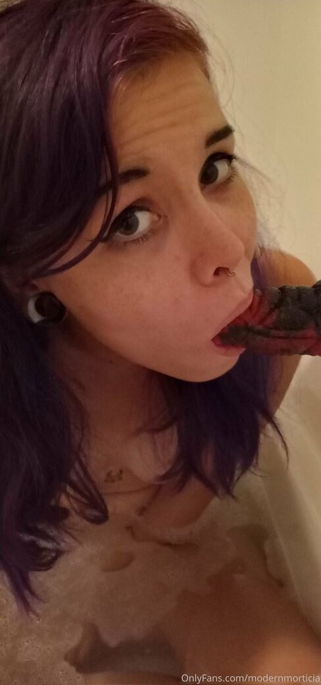 modernmorticia star art img