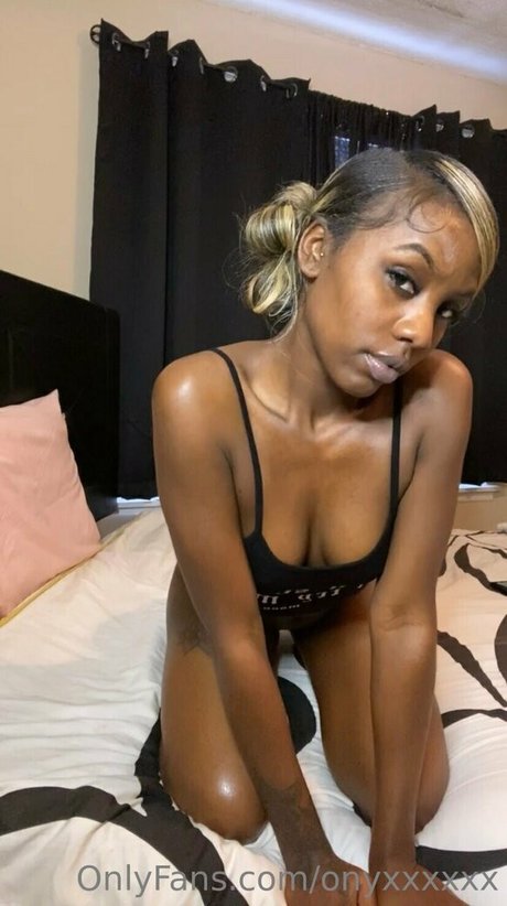 onyxxxxxx pornographic model picture