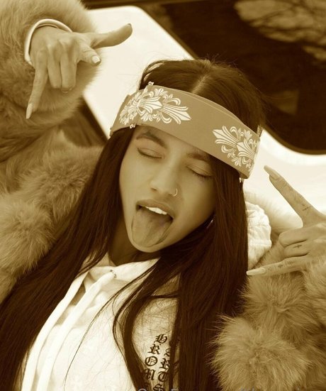 Lilveronicar model top photos