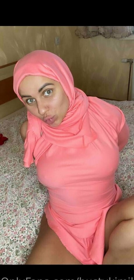 bustykimiko free model photos