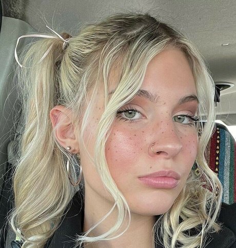 Annie Angel porn model img