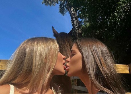 Nolesbi nudes star image