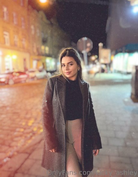 lucky ashley nude model image