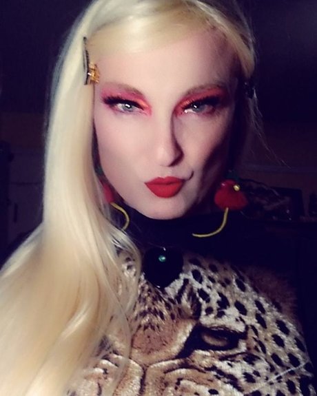 Dovima VanAussen naked star img