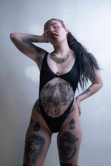 La Sainte Puritaine best star pics